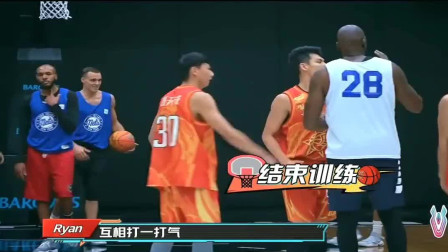 在俱乐部或 在俱乐部或